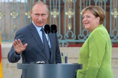 Меркель перед поездкой в Киев посетит Россию