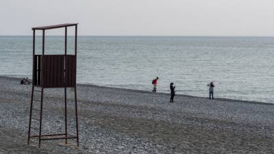 Сочинские пляжи закрыли для туристов из-за шторма