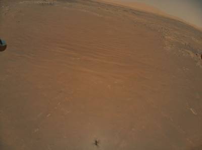Марсианский вертолет в полете заснял на видео марсоход Perseverance