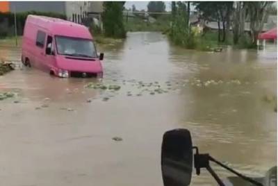 Жителей Керчи готовят к эвакуации: город затопило ливнем