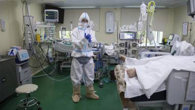 Россия поднимается на пик смертности от коронавируса