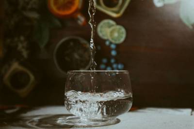 Потолстеть от воды: врачи предупредили об опасности запивания еды