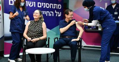 В Израиле "омолодили" тех, кому нужна третья доза COVID-вакцины