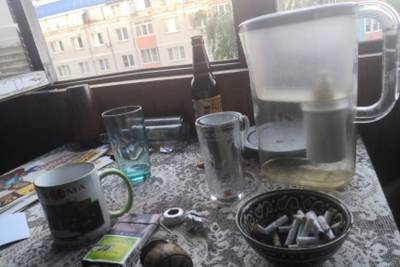 В ярославской квартире нашли сидящими за столом троих мертвых ребят