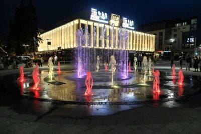 «Сухой» светомузыкальный фонтан заработал у концертного зала «Юпитер»