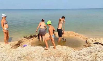 Туристы придумали оригинальный способ спастись от медуз в Азовском море