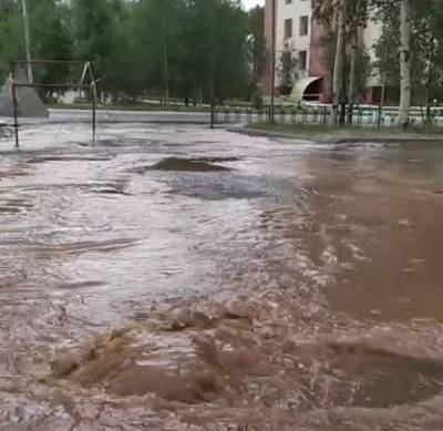 Центр Ноябрьска затопило из-за аварии на сетях компании Боброва и Бикова