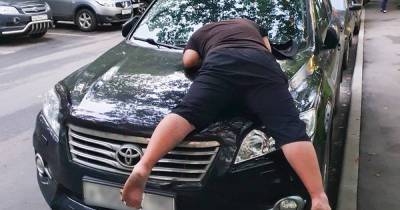 Россиянка нашла уснувшего на капоте авто мужчину и повеселила пользователей сети
