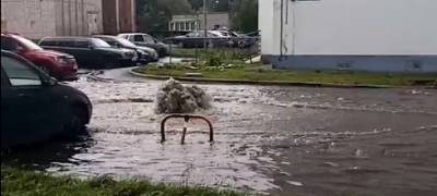 Фонтан из-под земли: канализация в Петрозаводске не справилась с ливнем (ВИДЕО)