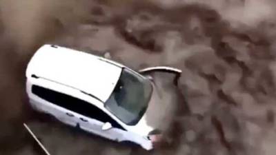 В затопленной Турции мужчина пытался выбраться из авто, но его смыло потоком