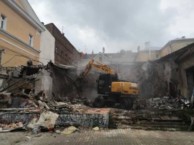 Аварийное здание бывшего кафе начали сносить на Рождественской