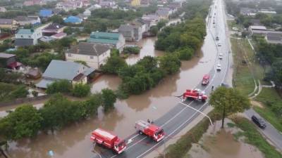 Большая вода пришла в Анапу: разрушена дамба, машины сносит мощными потоками