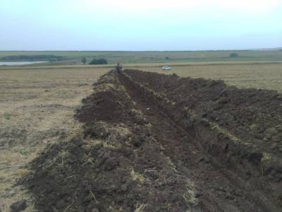 Трое жителей Луганщины раскопали среди поля и пытались украсть подземный трубопровод оросительной системы