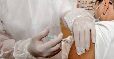 "Чем больше появляется штаммов COVID - тем менее эффективными становятся вакцины", - иммунолог