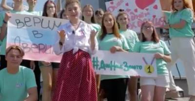 "Вы наше золото!": Фанаты из разных уголков России поздравили гимнасток Авериных с днём рождения