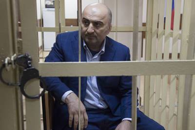 Осужденному за покупку места главы МВД Дагестана офицеру смягчили срок