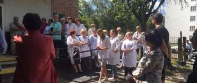 На Львовщине медики не получили зарплату за несколько месяцев и объявили голодовку