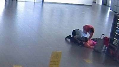 Вести. Дежурная часть. В аэропорту Самары полицейский спас пожилую женщину