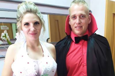 В Железногорске Курской области жених и невеста посетили ЗАГС в костюмах вампиров