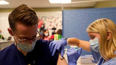 В США разрешили применение третьей дозы вакцины от COVID