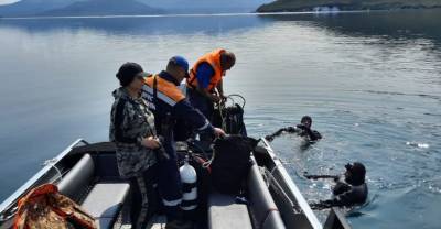 Со дна Курильского озера подняли тело пилота рухнувшего Ми-8