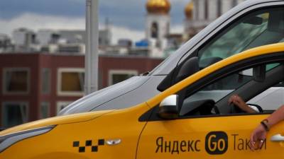 Таксист въехал в столб в центре Москвы, перевернулся, задел пешеходов и сбежал