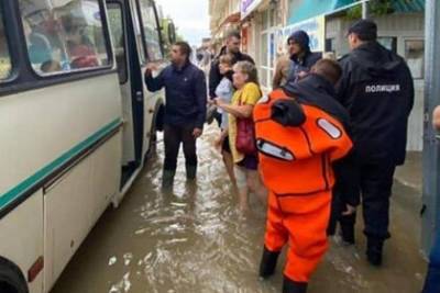 В Анапе эвакуировали сотни человек из-за потопа