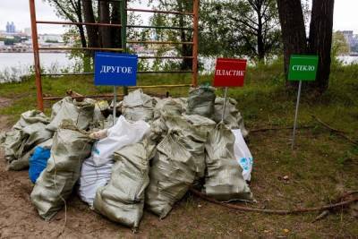 Более 600 килограммов мусора собрали с берега Оби в Ленинском районе Новосибирска