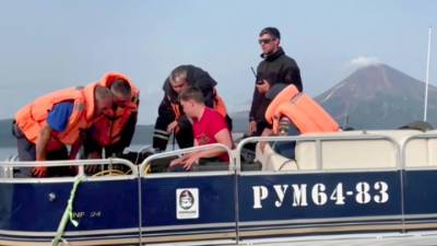 Новости на "России 24". На Камчатке подняли со дна озера тело пилота вертолёта