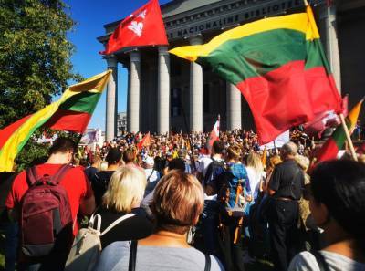 Антипрививочники подняли бунт в Литве, бессмысленный и беспощадный