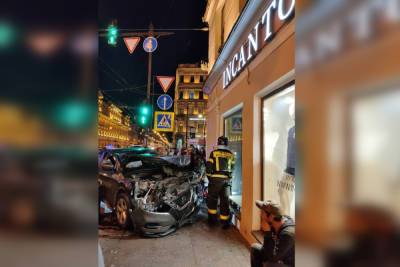 BMW на Невском «припарковал» Nissan у витрин магазина нижнего белья