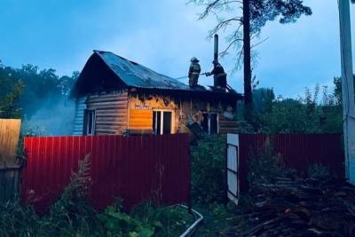 Случайный звонок позволил спасти из горящего дома двух потерявших сознание томичей