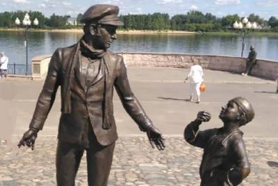 В Рыбинске начали «натирать» памятник Остапу Бендеру