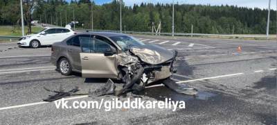 Пять человек пострадали в аварии на дороге в Карелии – все гости республики