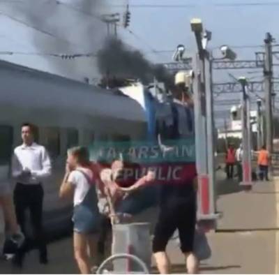 В России прямо на вокзале загорелся электровоз с пассажирским поездом