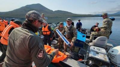 Появились кадры со дна озера на Камчатке, куда рухнул вертолет Ми-8 с туристами