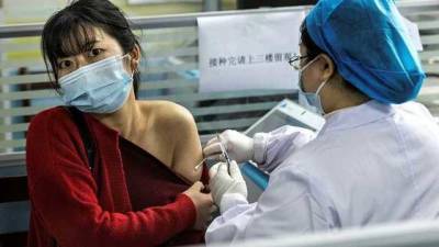 В Китае уже вакцинировали против COVID-19 более половины населения
