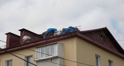 Работы на крыше пострадавшего от пожара дома в Луговом должны закончить в октябре