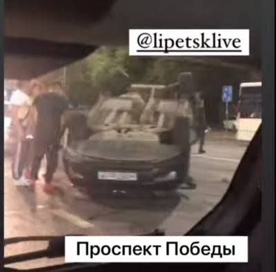 На проспекте Победы перевернулся автомобиль (видео)