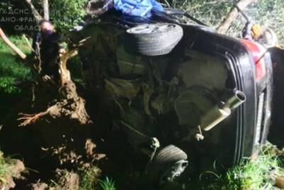 На Ивано-Франковщине произошло страшное ДТП: людей зажало в авто, двое погибли