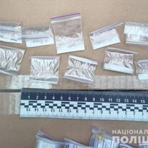 В Днепрорудном у мужчины обнаружили 120 зип-пакетов с наркотическими веществами. Фото