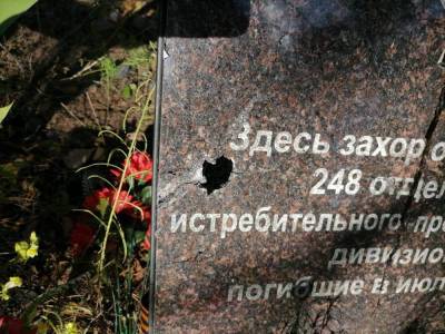 В Барышево на братском кладбище неизвестный стрелял по надгробным плитам и сорвал звезду с обелиска