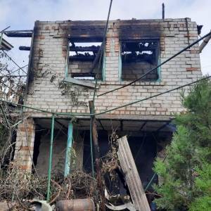 В Запорожском районе произошел пожар в дачном доме. Фотофакт