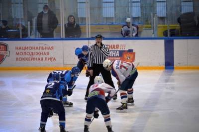 Белгородские хоккеисты уступили воронежским сверстникам