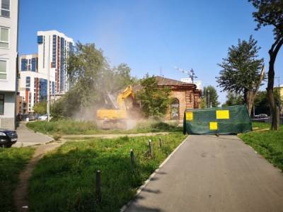 В Екатеринбурге снесли старинный дом прямо в День города