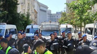 «Нацкорпус» устроил драку с полицией перед Офисом президента Украины
