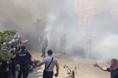 В Киеве националисты атаковали резиденцию Зеленского, полиция пустила газ