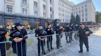 На Банковой начались столкновения Нацкорпуса и полиции