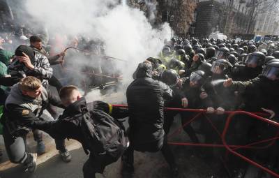 Националисты устроили драку с полицией у офиса Зеленского