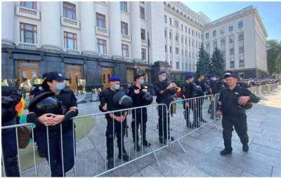 Под Офисом президента начались столкновения Нацкорпуса и правоохранителей